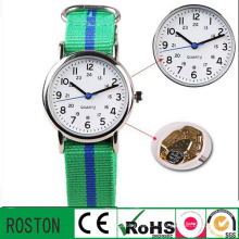 Montre promotionnelle en nylon unisexe d&#39;affaires promotionnelle d&#39;usine